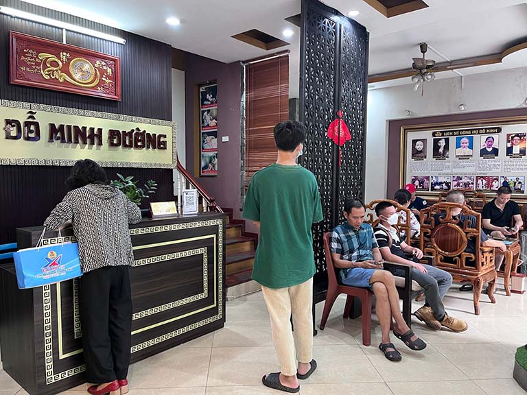 Chị Loan đến nhà thuốc Đỗ Minh Đường cơ sở Hà Nội để khám điều trị viêm họng